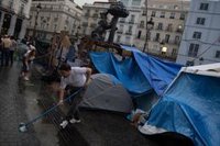 La acampada comienza a extenderse más allá de la Puerta del Sol cuando se cumple una semana de su comienzo