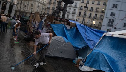 La acampada comienza a extenderse más allá de la Puerta del Sol cuando se cumple una semana de su comienzo
