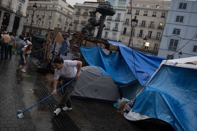 Varias personas desaguan sus tiendas de campaña en la Puerta del Sol, a 2 de octubre de 2026, en Madrid (España). 