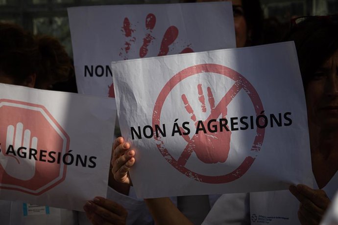 Archivo - Concentración de profesionales sanitarios contra las agresiones en el entorno laboral. 