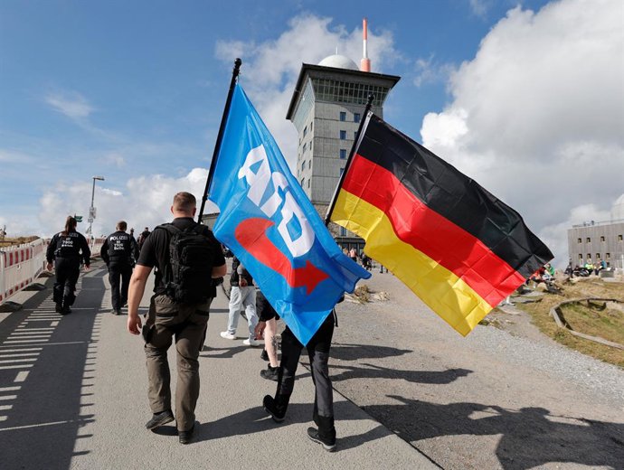 03 October 2026, Saxony-Anhalt, Schierke: Members of the AfD youth organization Generation Deutschland gathered on the Brocken to celebrate German Unity Day. More than 100 participants hiked up the Brocken under the protection of police officers. Photo: M
