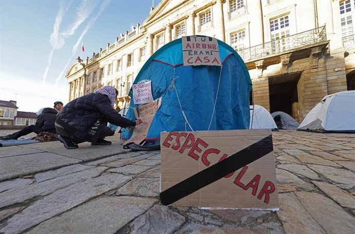 Varias personas durante una acampada por la vivienda, en la plaza del Obradoiro, a 1 de octubre de 2026, en Santiago de Compostela
