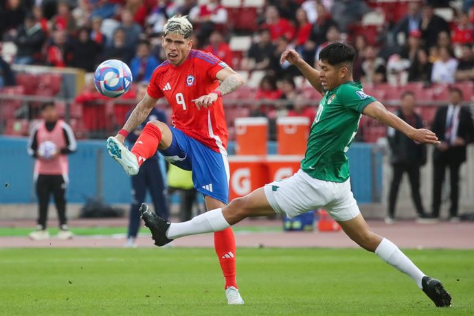 Futbol, Chile vs Bolivia. Primera rueda, clasificatorias al Mundial 2026. El jugador de la seleccion chilena Carlos Palacios  es fotografiado durante el partido de la primera rueda de las eliminatorias al mundial de 2026 contra Bolivia disputado en el