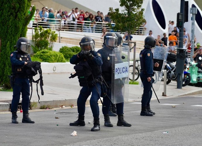 La Policía en los alrededores del Palau de Les Arts