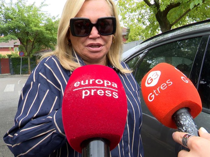 Belén Esteban hablando con los medios a las puertas de su casa tras su vuelta a la televisión