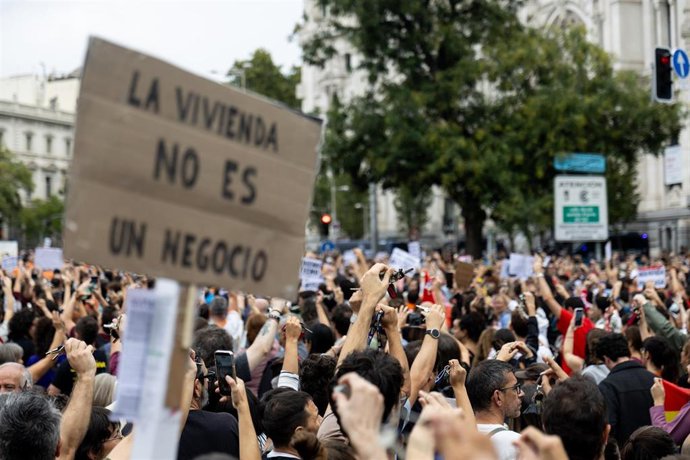 Numerosas personas sostienen una pancarta con lema 'La vivienda no es un negocio'  durante la manifestación para exigir una reducción del precio de los alquileres de la vivienda, a 3 de octubre de 2026, en Madrid (España). 