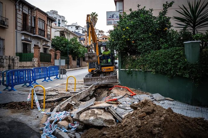 Emasa trabaja en reparar la red en zona de la Victoria de Málaga capital tras la rotura de una tubería.