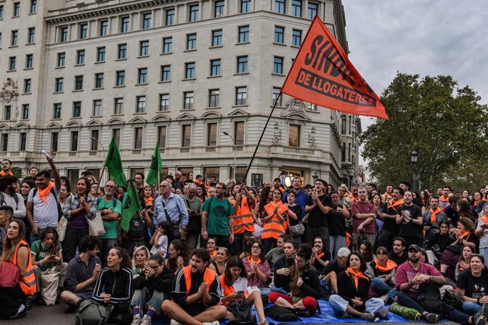 Desenes de persones participen en una assemblea del Sindicat de Llogateres per promoure una vaga general, a 2 d'octubre de 2026, a Barcelona, Catalunya (Espanya).