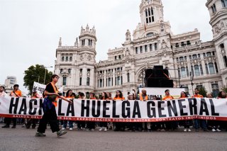 Numerosas personas sostienen una pancarta con lema 'HAcia la huelga general'  durante la manifestación para exigir una reducción del precio de los alquileres de la vivienda, a 3 de octubre de 2026, en Madrid (España). El Sindicato de Inquilinas ha convoca