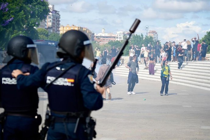 La Policía ante el Palau de Les Arts en la manifestación por el derecho a la vivienda en València que ha acabado con cargas policiales e incidentes