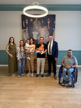 Cerca de 70 bebés de Fraga reciben la pañoleta para vivir sus primeras fiestas del Pilar
