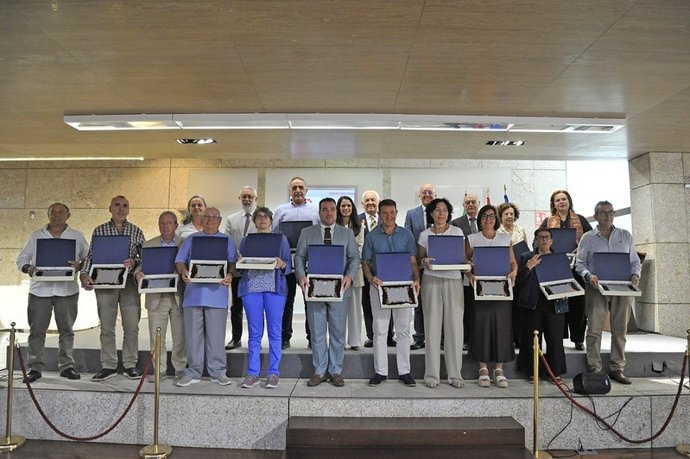 Los 16 grandes donantes de Extremadura que han sido reconocidos este sábado, 3 de octubre, en un acto institucional por el Día Regional de la Donación de Sangre de 2026 que se ha celebrado en la Asamblea de Extremadura.