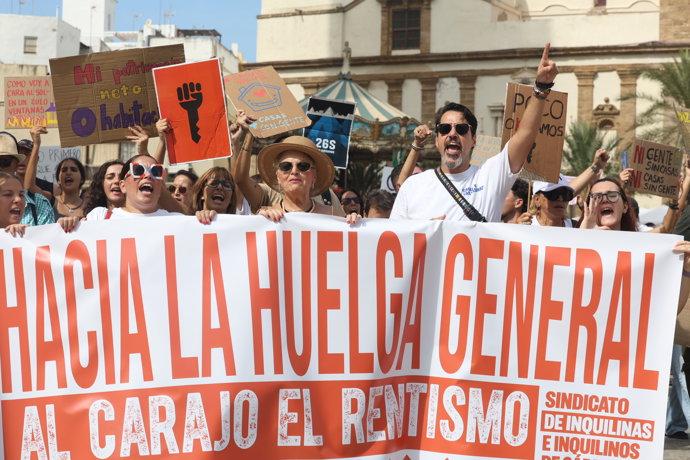 Imagen de la movilización en Cádiz por una vivienda digna, impulsada por el Sindicato de Inquilinas.
A 3 de octubre de 2026 en Cádiz (Andalucía, España)