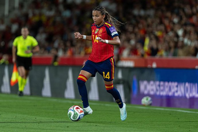 Archivo - June 5, 2026, Palma De Mallorca, Palma De Mallorca, Spain: PALMA DE MALLORCA - SPAIN - JUNE 05 : Vicky Lopez of Spain dribbling during the FIFA Women's World Cup 2027 Qualifiers match between Spain and England at Estadi Municipal de Son Moix on 