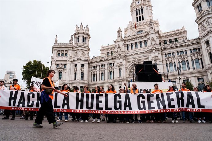 Várias pessoas seguram uma faixa com o slogan “Rumo à greve geral” durante a manifestação para exigir uma redução no preço dos aluguéis de moradias, em 3 de outubro de 2026, em Madri (Espanha). O Sindicato das Inquilinas convocou