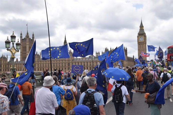 Archivo - June 20, 2026, London, England, United Kingdom: Protesters pass across Westminster Bridge during the National Rejoin March, calling on the UK government to rejoin the European Union on the tenth anniversary of the Brexit referendum.