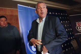 Santiago 31 de julio 2018. El presidente de Azul Azul Carlos heller, informa sobre la salida del jugador Mauricio Pinilla. Dragomir Yankovic/Photosport