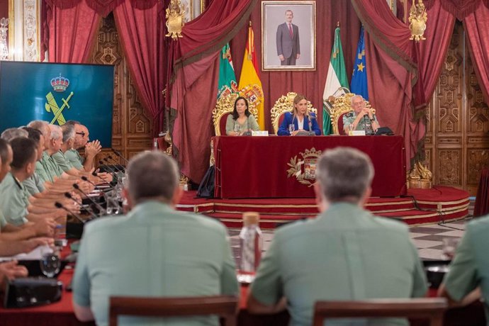 La presidenta de la Diputación de Cádiz, Almudena Martínez del Junco, ha intervenido este sábado en una reunión del Consejo Superior de la Guardia Civil.