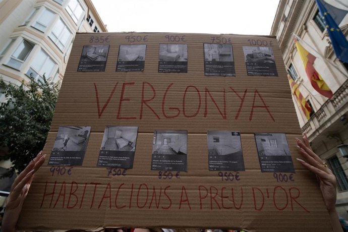 Numerosas personas durante una manifestación para exigir una reducción del precio de los alquileres de la vivienda, a 3 de octubre de 2026, en Palma de Mallorca, Mallorca, Islas Baleares (España). 