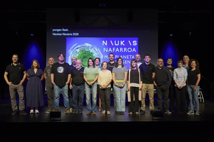 La consejera Alfaro con los participantes en el evento Naukas Navarra, 2026 'Más Planeta Next-Gen'.