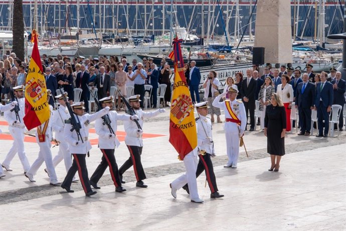 La alcaldesa de Cartagena, Noelia Arroyo, ha destacado este sábado la importancia de expresar públicamente la adhesión al Rey, a la Constitución y a los valores democráticos durante la Jura de Bandera para personal civil