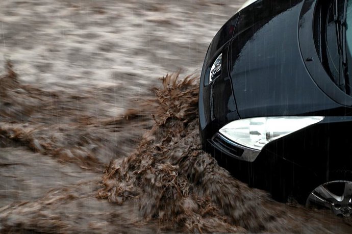 Archivo - September 21, 2025, Marseille, France: A torrent of mud hits a parked car on Chemin du Marinier in the L'Estaque district of Marseille. Heavy torrential rains hit the Estaque district of Marseille on September 21, 2025. Torrents of mud rushed do