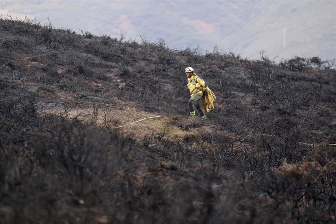 Un bombero trabaja en el incendio, a 30 de septiembre de 2026, en Ourol, Lugo