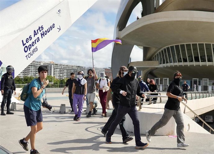 Manifestantes y policías durante los altercados al término de la manifestación por el derecho a la vivienda, en el Palau de Les Arts, a 3 de octubre de 2026, en Valencia, Comunidad Valenciana (España).