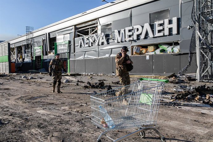 Archivo - Arquivo - 22 de março de 2022, Kiev, Misto Kyyiv, Ucrânia: Dois soldados ucranianos são vistos patrulhando um local atingido por uma bomba durante o toque de recolher militar em Kiev. Em meio à ofensiva russa contra a capital da Ucrânia, o shopp