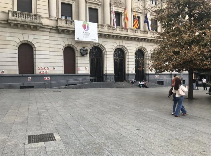 Las 130 tiendas de campaña de la movilización por la vivienda han quedado totalmente reitradas de la plaza de España de Zaragoza