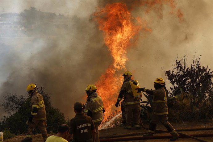 Vina del Mar, 3 de febrero 2024. Incendio arrasa con fuerza en el sector de Villa Dulce  Andres Pina/Aton Chile