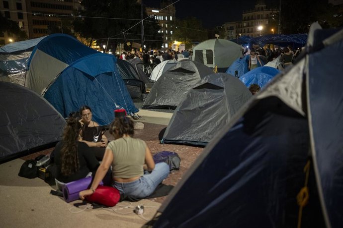 Acampada per l'habitatge a la plaça de Catalunya de Barcelona