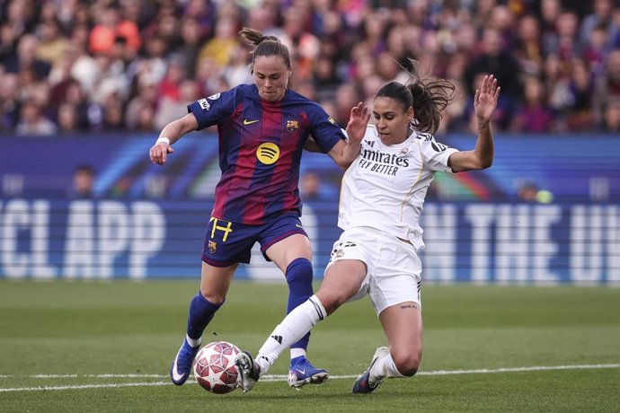 Archivo - Ewa Pajor y Maelle Lakrar pugnan por un balón durante el Barça Femení-Real Madrid de cuartos de fina de la Champions 25-26 disputado en el Spotify Camp Nou