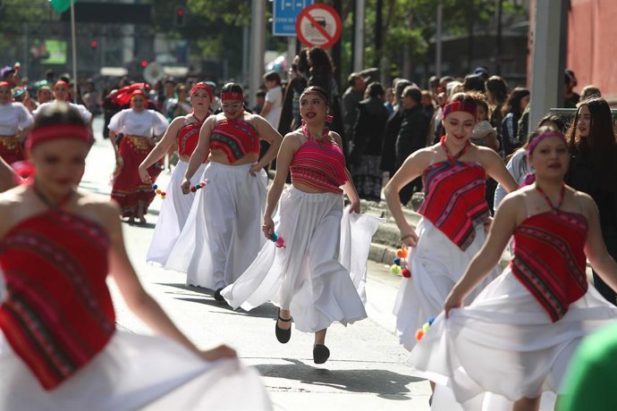 Santiago, 3 de octubre 2026 Organizaciones culturales y artísticas celebran con musica y danza el dia mundial del folklore con un pasacalle por la Alameda Carlos Santibanez/Aton Chile
