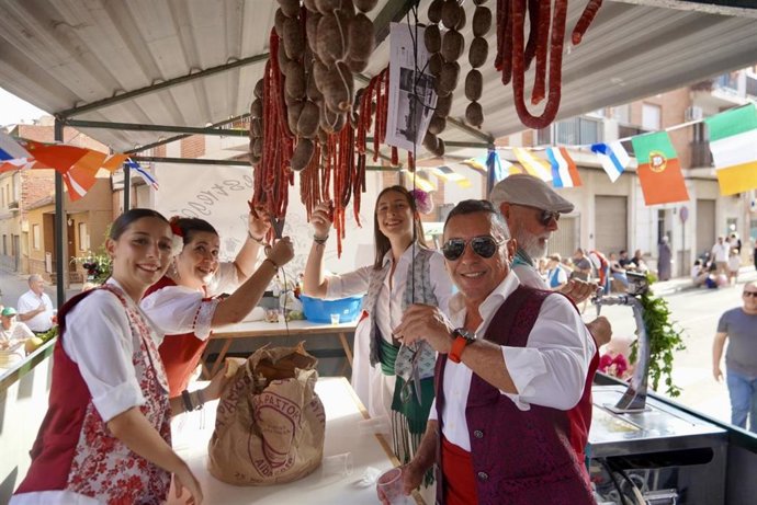 Santomera volvió a echarse este sábado a la calle para vivir una de las citas más emblemáticas y multitudinarias de sus fiestas patronales: el Bando de la Huerta