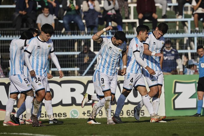 Futbol, Magallanes vs Cobreloa. Fecha 20 de Liga de Ascenso 2026. El jugador de Cobreloa Facundo Peraza celebra con sus companeros tras hacer un gol durante el partido contra Magallanes por la Liga de Ascenso disputado en el Estadio Municipal de San