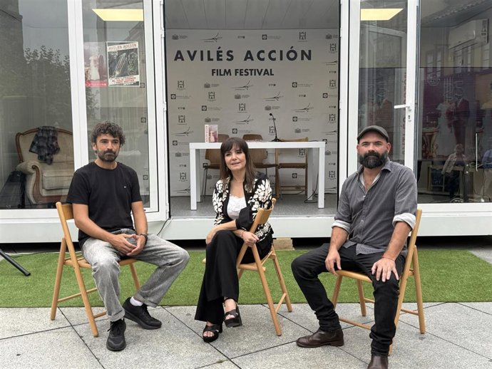 El director del festival 'Avilés Acción', Javier Mediavilla, la concejala de cultura, Yolanda Alonso, y el programador David Rodríguez.