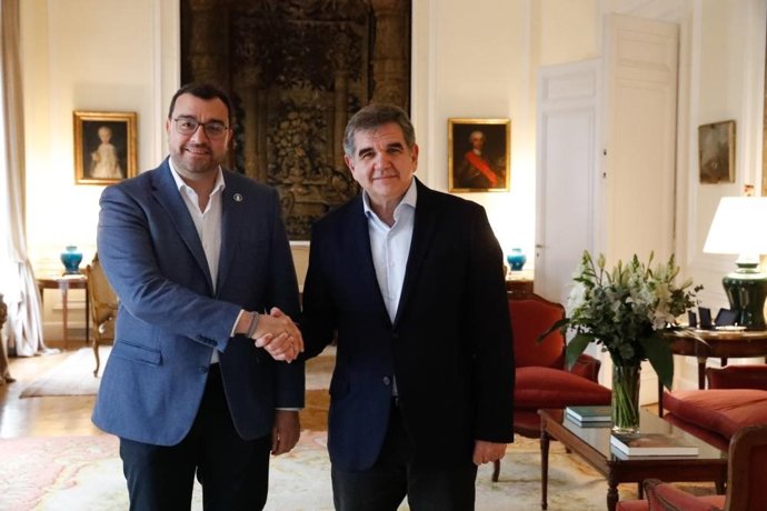 El presidente del Principado de Asturias, Adrián Barbón, y el embajador de España en Argentina, Joaquín de Arístegui, durante la reunión que han mantenido hoy en la sede de la embajada en Buenos Aires.