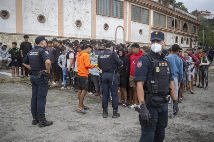 Menores migrantes reclaman protección a España, a 28 de septiembre de 2026, en Ceuta (España). Alrededor de 3.000 migrantes permanecen en asentamientos improvisados de las playas de Ceuta tras la entrada masiva registrada a finales de julio.