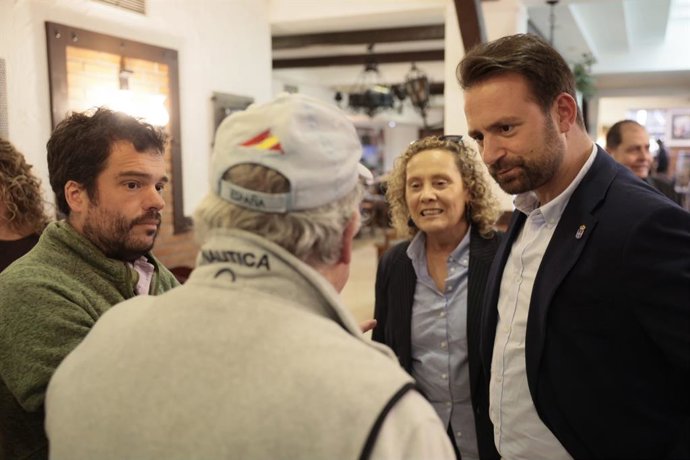 El presidente del PP de Asturias, Álvaro Queipo, y la secretaria general del partido, Beatriz Llaneza, en Santiago de Chile.