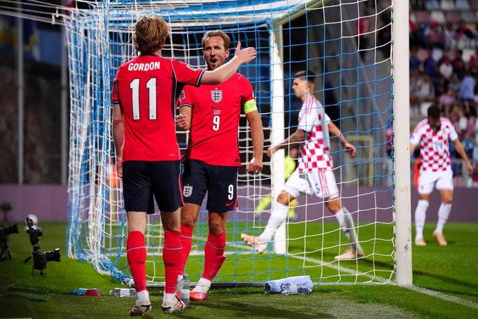 Harry Kane y Anthony Gordon, Inglaterra - Croacia