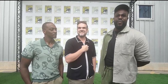 Disney presenta por sorpresa en Málaga a Anthony Mackie, David Harbour y Winston Duke para promocionar 'Doomsday'.