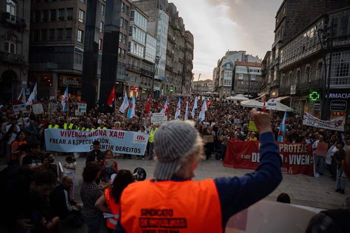 Miles de personas se manifiestan en Vigo por una "vivienda digna". Vigo, Galicia