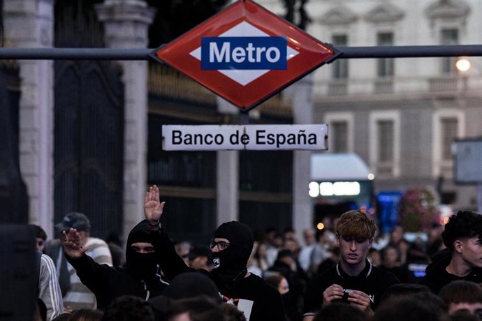Un grupo de personas durante una concentración contra la acampada en la Puerta del Sol, a 3 de octubre de 2026, en Madrid (España).