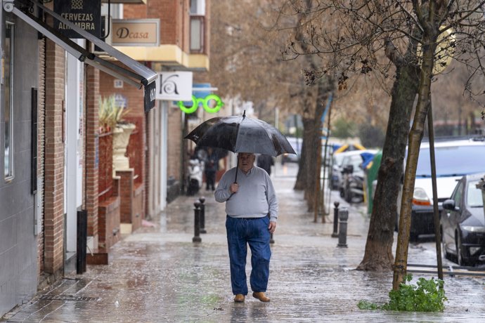 Imágenes de transeúntes por las calles de Granada con el temporal que barre gran parte de Andalucía A 2 de febrero de 2026 en Sevilla, (Andalucía, España).