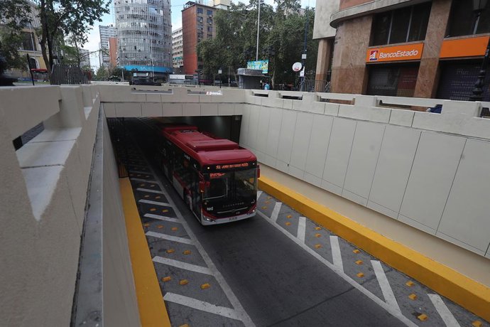 Santiago, 3 de octubre 2026  Transporte publico Red vuelve a circular por calle Bandera, con la reapertura al paso vehicular de esta arteria tras la interrupcion de la circulacion de locomocion colectiva en junio de 2013  Carlos Santibanez/Aton Chile