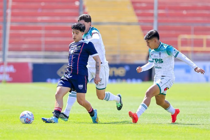 Futbol, Deportes Recoleta vs Santiago Wanderers. Fecha 16, Liga de Ascenso 2026. El jugador de Deportes Recoleta Branco Provoste, izquierda , disputa el balon con Ignacio Flores de Santiago Wanderers durante el partido de la Liga de Ascenso realizado en