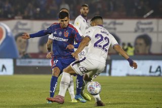 Futbol, Universidad de Chile vs Deportes Concepcion. Fecha 14, Liga de Primera 2026. El jugador de Universidad de Chile Fabian Hormazabal, izquierda , disputa el balon con Misael Davila de Deportes Concepcion durante el partido de la Liga de Primera