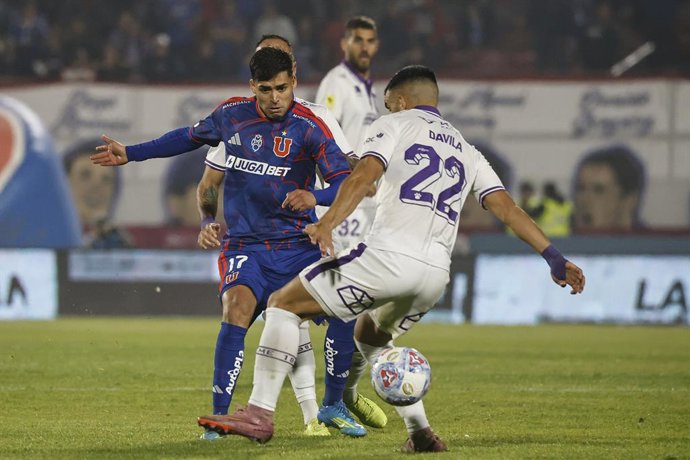 Futbol, Universidad de Chile vs Deportes Concepcion. Fecha 14, Liga de Primera 2026. El jugador de Universidad de Chile Fabian Hormazabal, izquierda , disputa el balon con Misael Davila de Deportes Concepcion durante el partido de la Liga de Primera