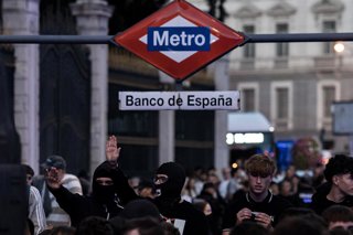 Un grupo de personas durante una concentración contra la acampada en la Puerta del Sol, a 3 de octubre de 2026, en Madrid (España). La plataforma Indignados por España organiza la movilización contra la acampada en Sol, por la vivienda social y nacional, 
